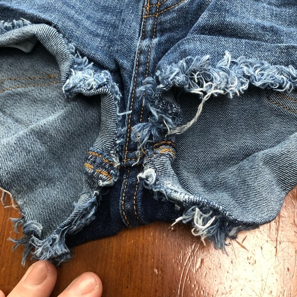 H&M Blue Jean Shorts High-Waisted Distressed size 6, preloved but lots of life - Picture 2 of 7